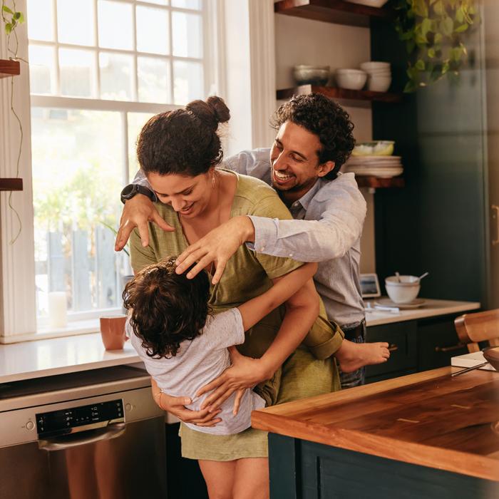 一家人在厨房里享受彼此温暖的拥抱